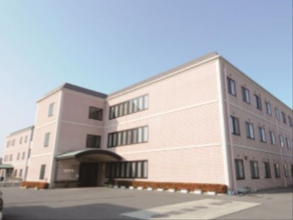 ピンクの外壁の建物エントランス