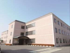 ピンク色の建物の外観