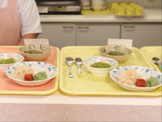 配膳準備のキッチンカウンター