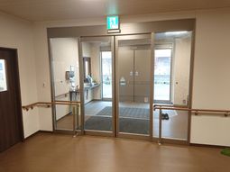 明るい出入口エントランス  