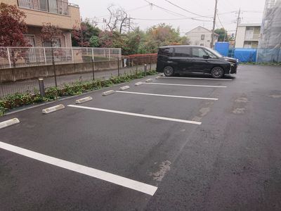 車が停まった駐車場