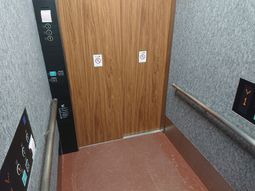 手すり付きのエレベーター  