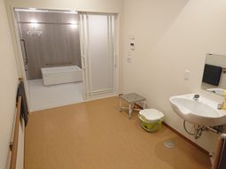 清潔で広い浴室