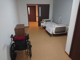 車椅子とベッドのある居室