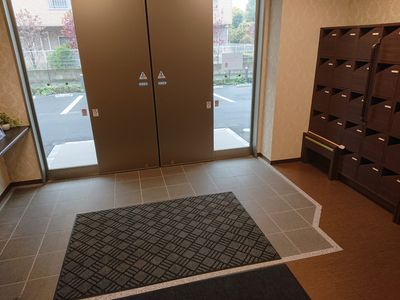 広い靴箱のエントランス