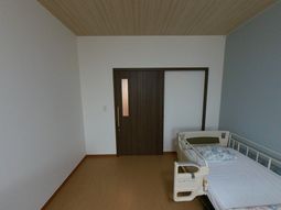 落ち着いた色調の居室