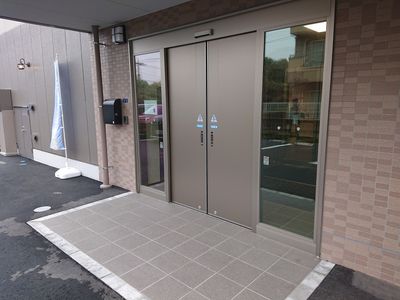 二重扉のエントランス