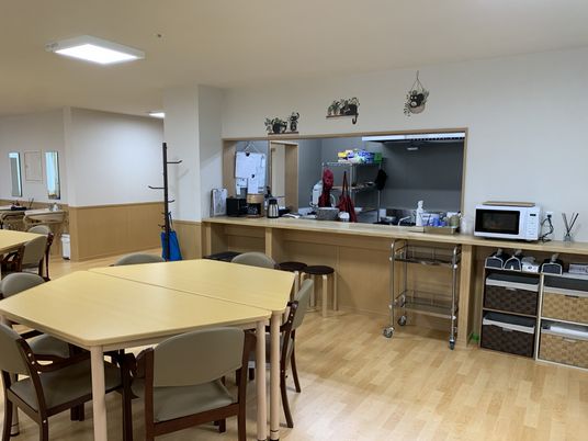 明るい共有スペースとスタッフ