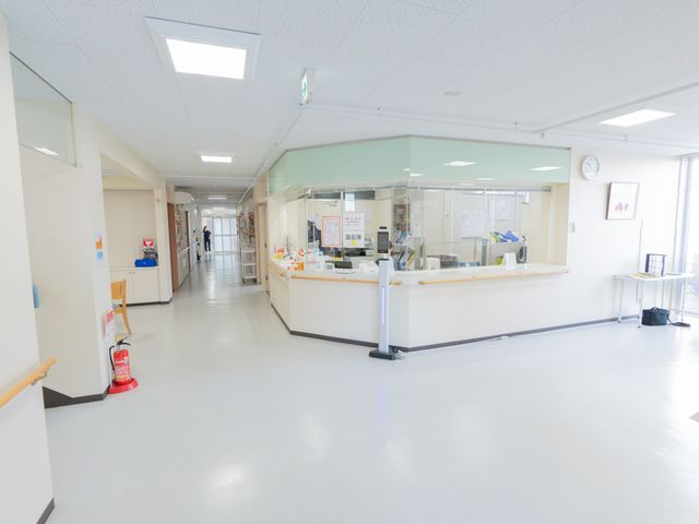 明るい広々とした廊下 廊下 明るく広々とした廊下は、快適で安全に移動できる空間です。スタッフや入居者の行き来がしやすくなっています。