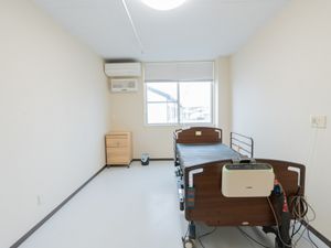 二台のベッドが並ぶ居室