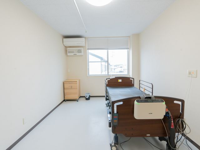 二台のベッドが並ぶ居室 居室 自然光が入る明るい居室で、快適に過ごせます。広々としたスペースが魅力です。