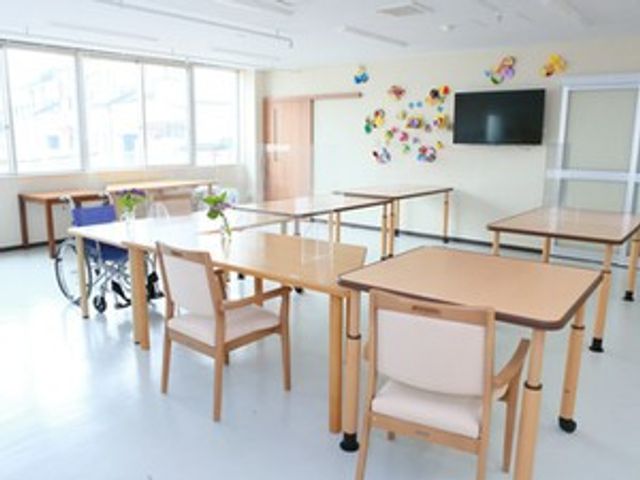 ゆったりとしたダイニングルーム ダイニングルーム 広々としたダイニングルームは、明るく開放的な雰囲気です。木製のテーブルや椅子も配置されており、食事時の交流が楽しめそうです。