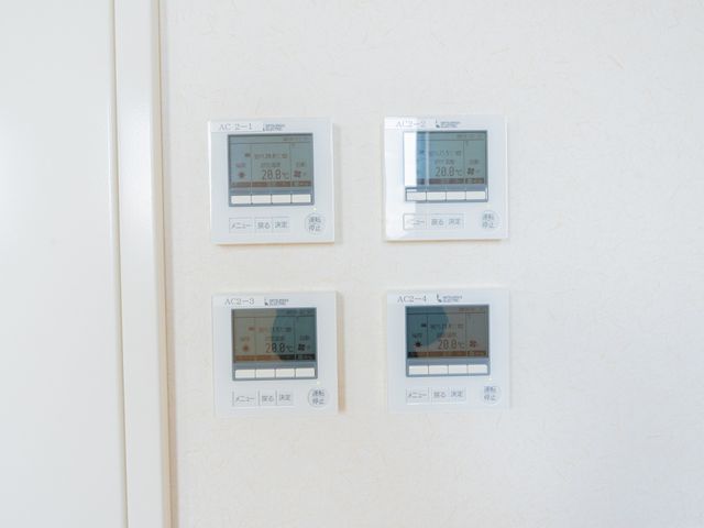 温度設定が可能な設備 エアコンリモコン 個別に温度調節が可能な設備です。快適な環境作りに役立ちます。