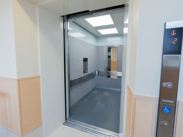 車椅子対応エレベーター エレベーター 広々とした設計で、車椅子をご利用の方も快適に移動いただけます。安心してご利用ください。
