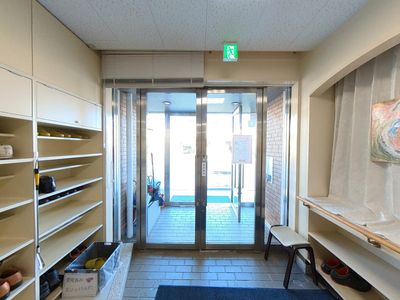 光差し込むエントランス