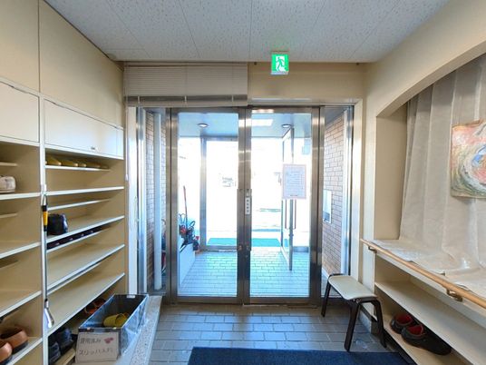 光差し込むエントランス