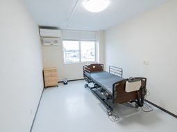 明るい個室の居室