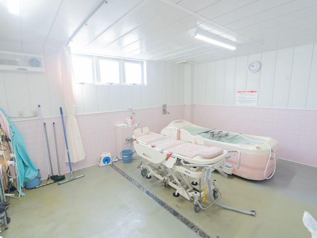広々とした浴槽設備 浴室 快適に利用できる広々とした設備です。使用しやすいレイアウトになっています。
