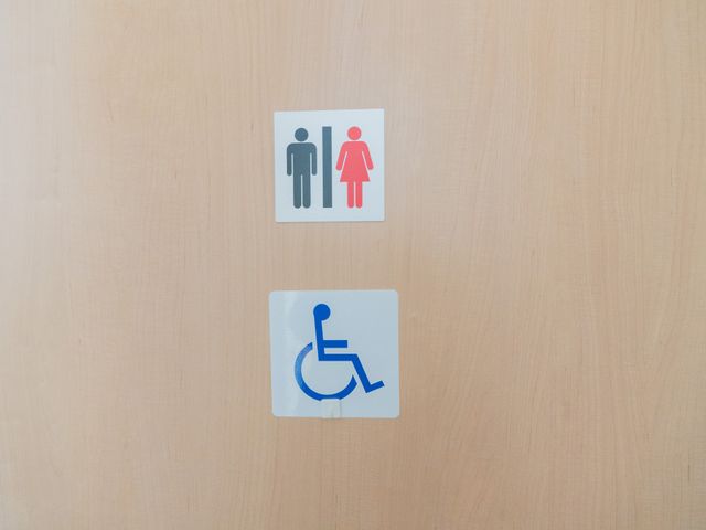 トイレのピクトサイン トイレ 男女別と車椅子対応のマークが示され、どなたも安心して利用できるよう配慮されています。