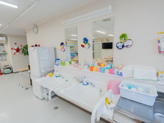 洗面台と備品が置かれた室内
