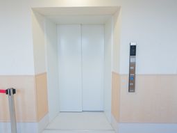 清潔なエレベーター