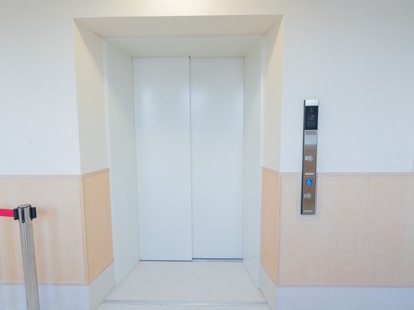 清潔なエレベーター
