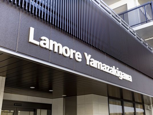 モダンな施設の外観