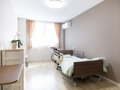 ベッドと窓の居室