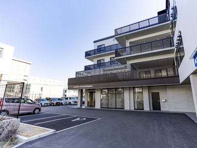 落ち着いた車寄せの外観