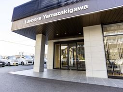 広い施設の正面