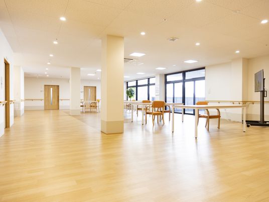 明るい共有スペース廊下