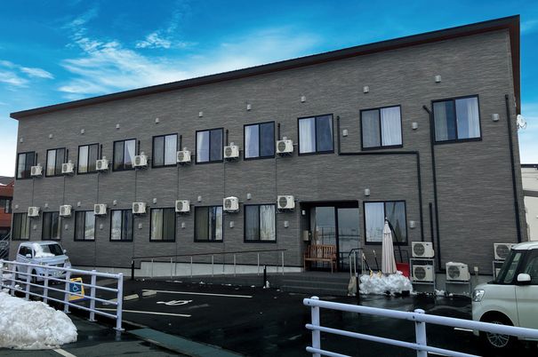 便利な駐車場の前