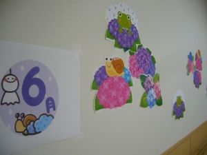 壁面の飾りがある廊下  