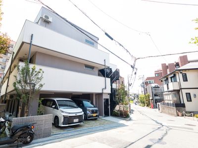 落ち着いた建物の外観