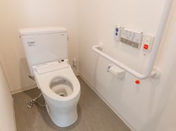 手すり付きのトイレ