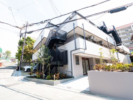 緑に囲まれた建物の外観