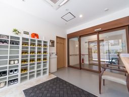 開放的なエントランス