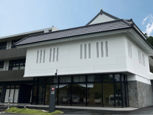 外観の白い建物  