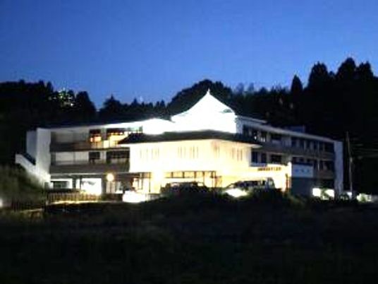 夜の施設外観  