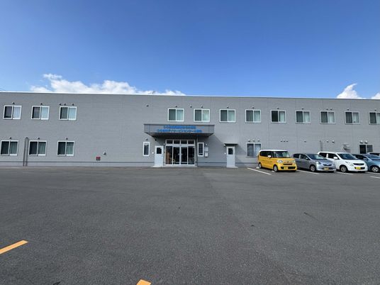 駐車場が広がる外観