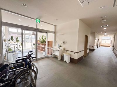 車椅子のある廊下