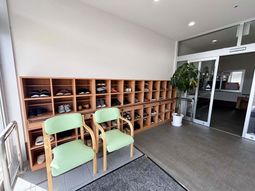 椅子と靴棚のある入口