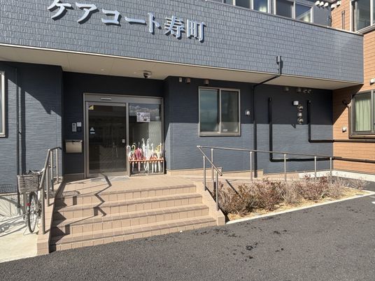 入り口付き建物