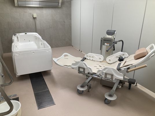 浴槽と介護用ベッドのある部屋
