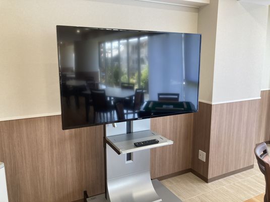 テレビと椅子のある部屋