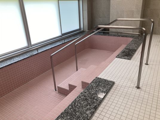 ピンクのタイルの浴室