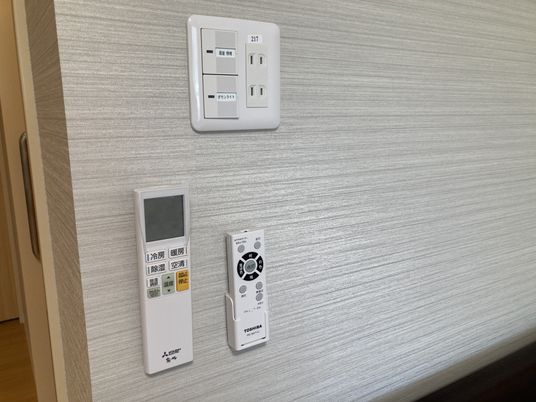 リモコンと電源スイッチの壁