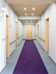 落ち着いた色の廊下