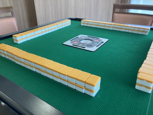 ゲームテーブルのある室内