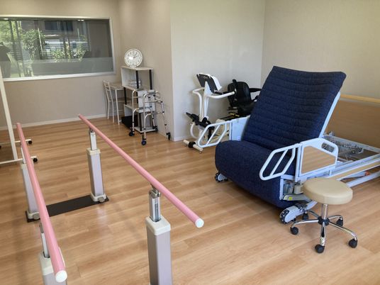 訓練器具と椅子の部屋